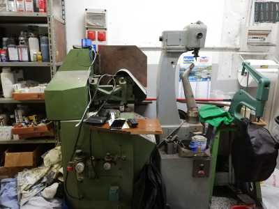 A parte una macchina verde militare �vintage� che attira la nostra attenzione, non notiamo particolari �pezzi di antiquariato� all�interno del negozio